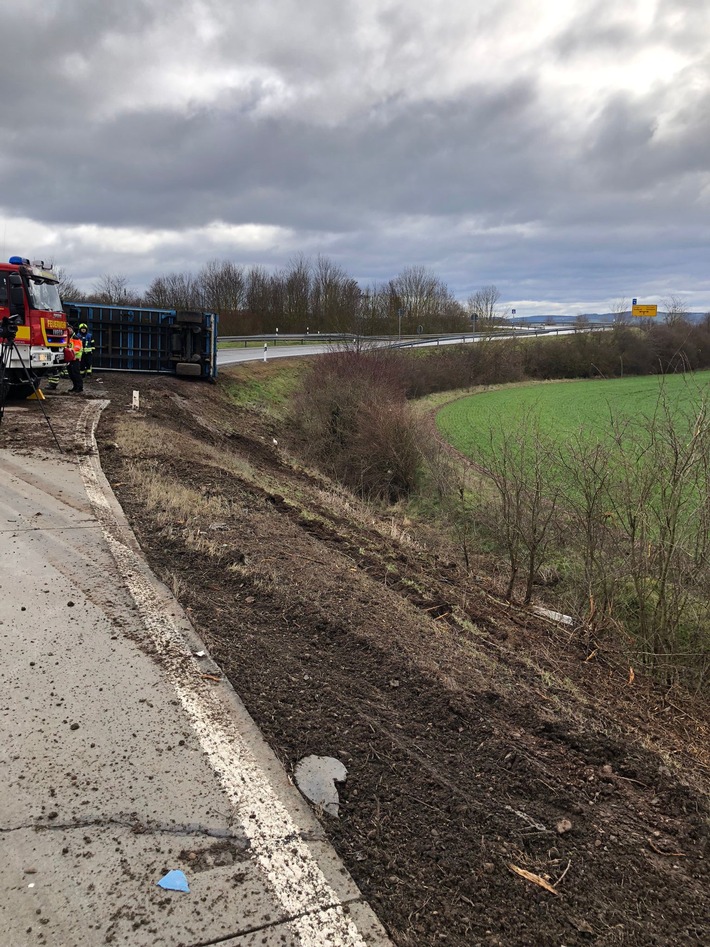 API-TH: Lkw auf der A38 zu weit abgefahren und umgekippt