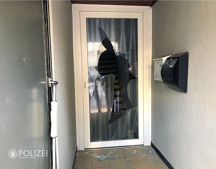 POL-PPWP: Tür eingeschlagen - Täter hinterlässt Blutspur