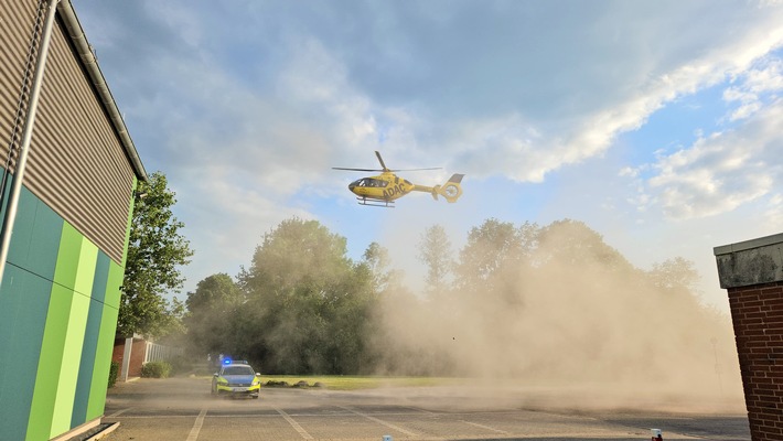 FW Lüchow-Dannenberg: +++ Kind spielt mit Gaskartusche und erleidet schwere Verbrennungen +++ Rettungshubschrauber fliegt das Kind in eine Spezialklinik +++