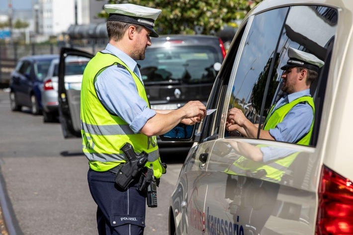 POL-ME: Parksünder greift Mitarbeiterin des Ordnungsamts an - Velbert - 2106064