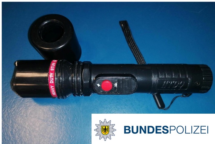 BPOL NRW: Bundespolizei beschlagnahmt getarntes Elektroimpulsgerät und Drogen