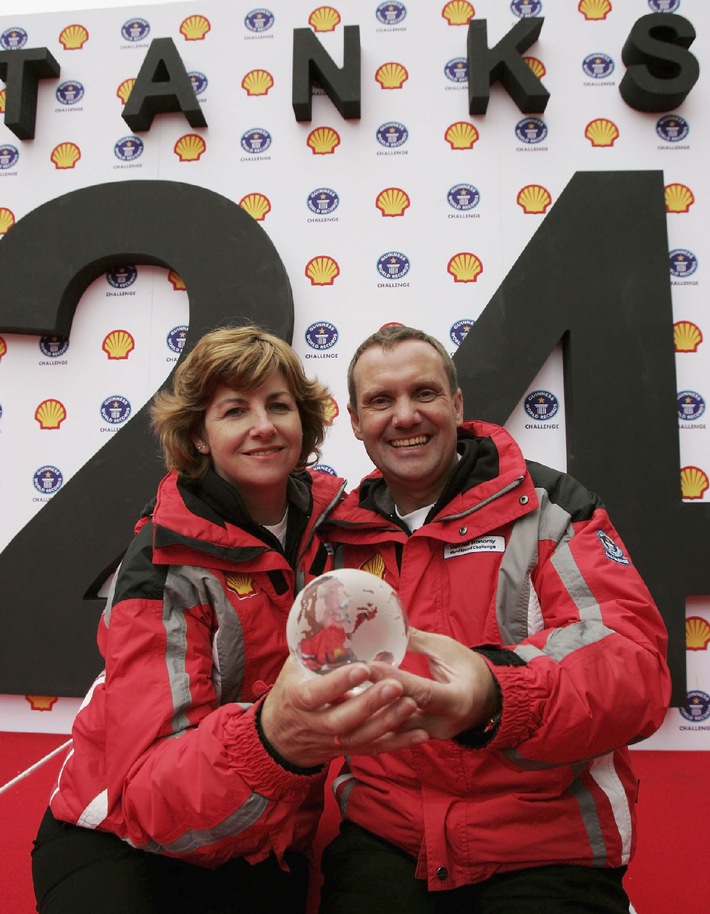 Guinness-Weltrekord im Kraftstoffsparen / Einmal um die ganze Welt mit 24 Tankfüllungen des neuen Shell Kraftstoffs