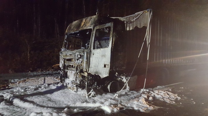 POL-CUX: A 27 wegen Brand eines Sattelzuges bis in die Nacht voll gesperrt (Bildmaterial)