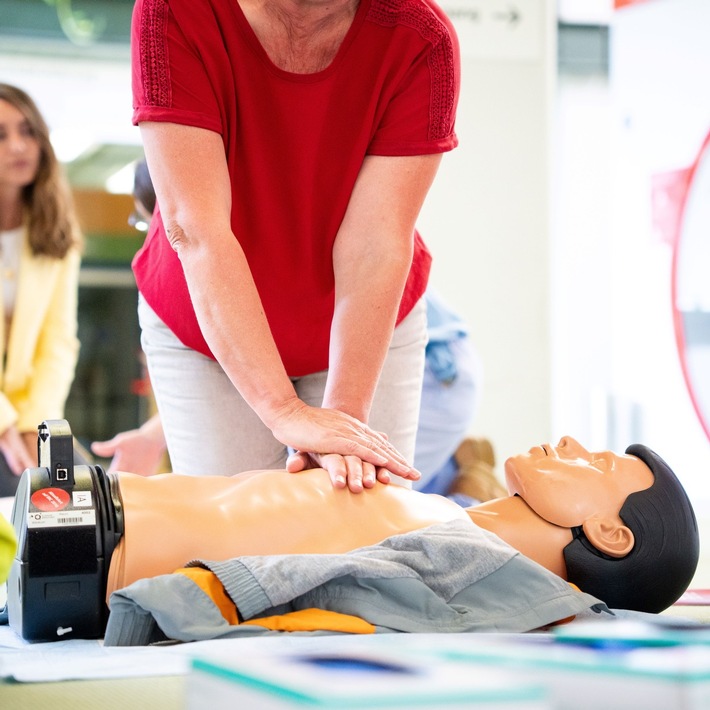 Woche der Wiederbelebung: Klinikum Ingolstadt gibt kostenlose Erste-Hilfe-Schulung