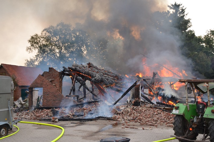 POL-STD: Reetgedecktes ehemaliges Wohn- und Wirtschaftsgebäude durch Feuer vollständig zerstört - 150 Feuerwehrleute im Einsatz - keine Personen und Tiere verletzt - mind. 100.000 Euro Sachschaden