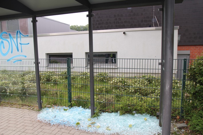 POL-COE: Dülmen, An der Kreuzkirche/ Glasscheiben zerstört