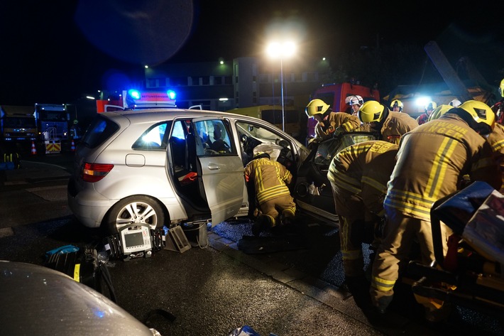FW Ratingen: Schwerer Verkehrsunfall - Zwei verletzte Personen