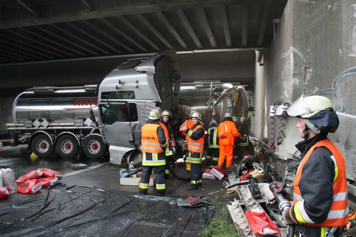 FW-E: Tankzug verunglückt, Fahrer und Beifahrer verletzt, maximal 1000 Liter Glykol und unbestimmte Menge Dieselkraftstoff ausgetreten