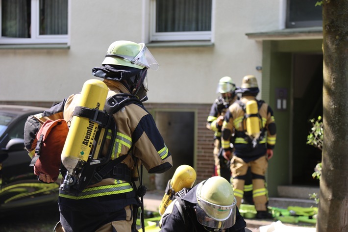 FW-E: Wohnung in Vollbrand - Menschenrettung über Drehleiter