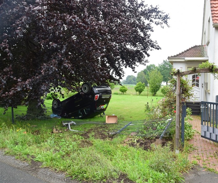 POL-HF: Kontrolle über PKW verloren- Fiat schleudert durch Gartenzaun