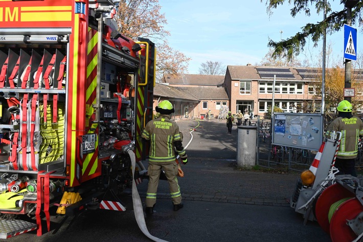 FW Pulheim: Feuer in Pulheimer Schulgebäude
