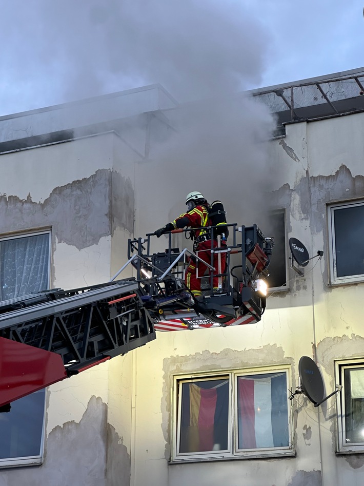 FW Düren: Wohnungsbrand mit gefährdeten Personen am Morgen