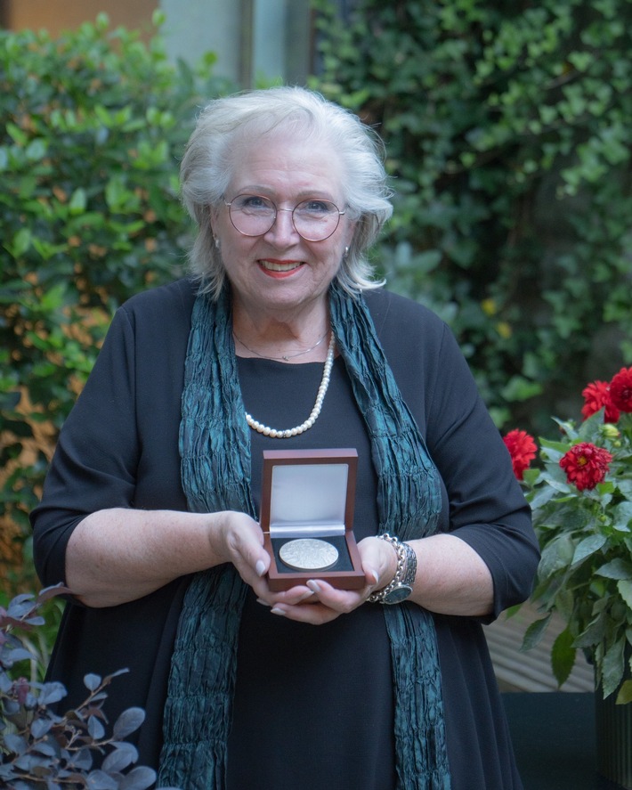 Communiqué de presse: La Médaille de la Ligue est décernée à Rosmarie Pfau