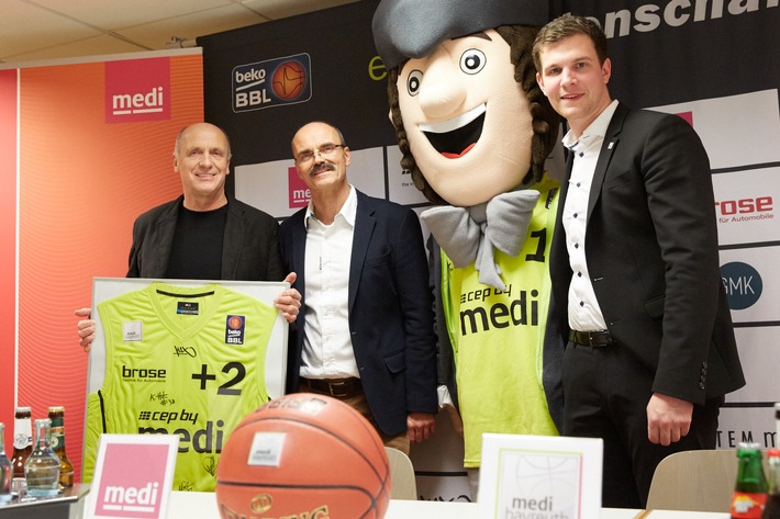 "medi und medi bayreuth gehören zusammen" / Basketball-Club und Hauptsponsor feiern Vertragsverlängerung und Sieg