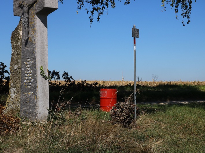 POL-UL: (UL) Erbach - Altöl illegal entsorgt / Ein mit rund 60 Litern Altöl gefülltes Fass stand dieser Tage an einem Feldweg bei Erbach.