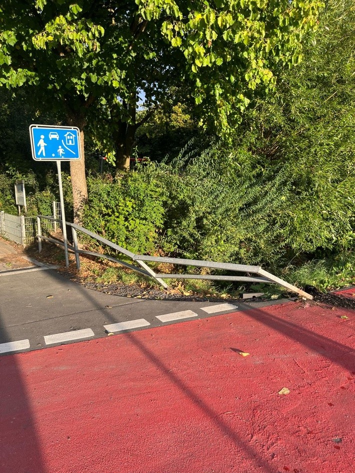 POL-COE: Coesfeld, Am Ächterott/ Brückengeländer und Mast beschädigt