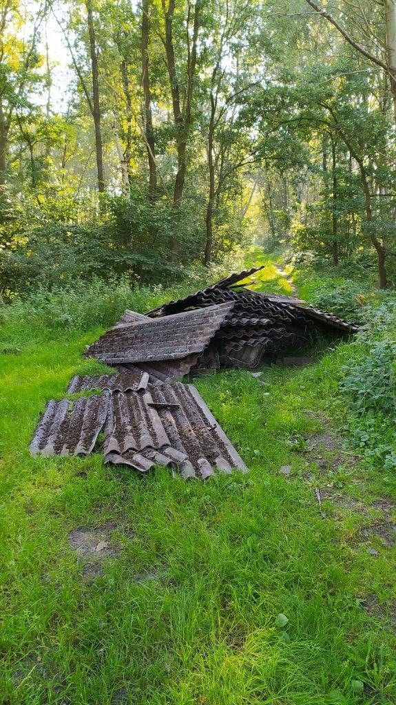 POL-CUX: Eternitplatten im Waldweg bei Schiffdorf entsorgt (Lichtbild in der Anlage)