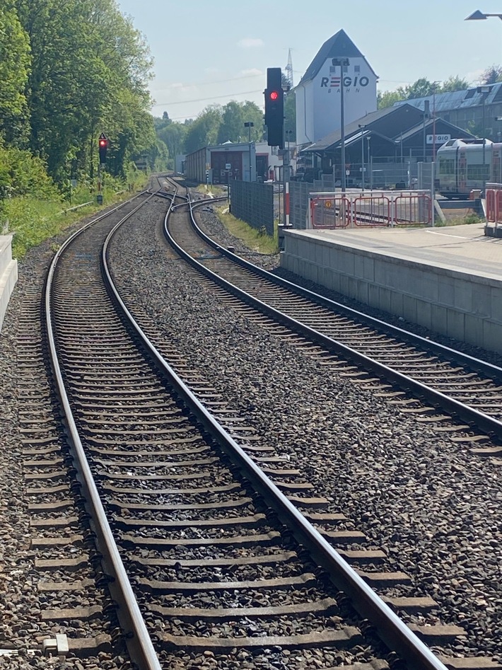 FW Mettmann: Ausgetretene Betriebsmittel auf Bahngelände