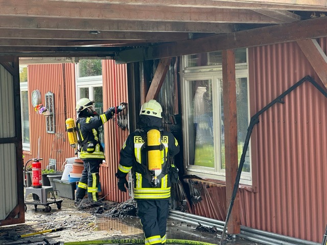POL-STD: Carportbrand in Ahlerstedt - schnelles Eingreifen der Feuerwehr kann größeren Schaden verhindern, Polizeibeamtin bei Einsatz angefahren und leicht verletzt