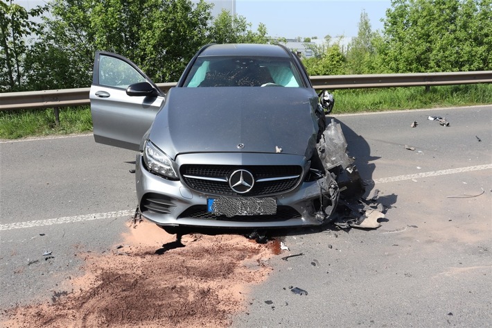 POL-HF: Verkehrsunfall- Mercedes prallt gegen Lkw