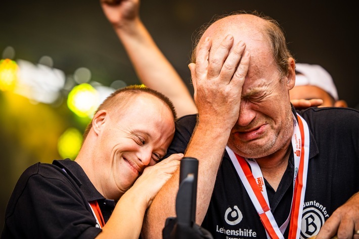 1. Platz beim PR-Bild Award 2025 in der Kategorie "NGO" und PR-Bild des Jahres Deutschland: Zwei Boccia-Teamkollegen liegen sich in den Armen - der eine zu Tränen gerührt, der andere strahlt vor Stolz und Freude. Der Moment entsteht während der Siegerehrung nach einem bewegenden Wettbewerb bei den Special Olympics Landesspielen in Bremen. Dieses Bild macht deutlich: Im Sport geht es nicht immer um schneller, höher, weiter - sondern um Freundschaft, Zusammenhalt und den gemeinsamen Weg dorthin. / Weiterer Text über ots und www.presseportal.de/nr/6344 / Die Verwendung dieses Bildes für redaktionelle Zwecke ist unter Beachtung aller mitgeteilten Nutzungsbedingungen zulässig und dann auch honorarfrei. Veröffentlichung ausschließlich mit Bildrechte-Hinweis.