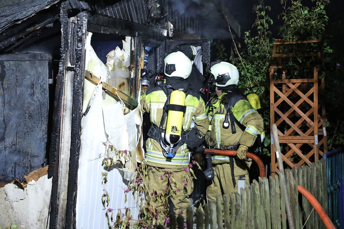 FW Dresden: Brand einer Gartenlaube droht sich auszubreiten