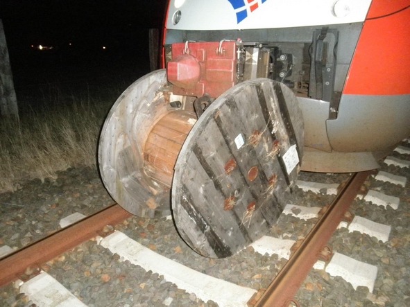 BPOL-FL: Zug fährt in Holzkabeltrommel auf Gleisen - Bundespolizei sucht Zeugen