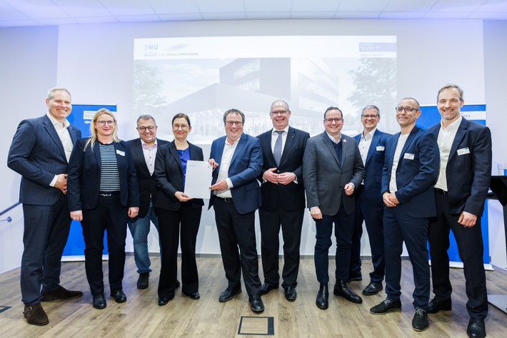 Bewilligungsbescheid über 11,5 Millionen Euro übergeben: FutureWaterCampus bündelt Wasserforschung