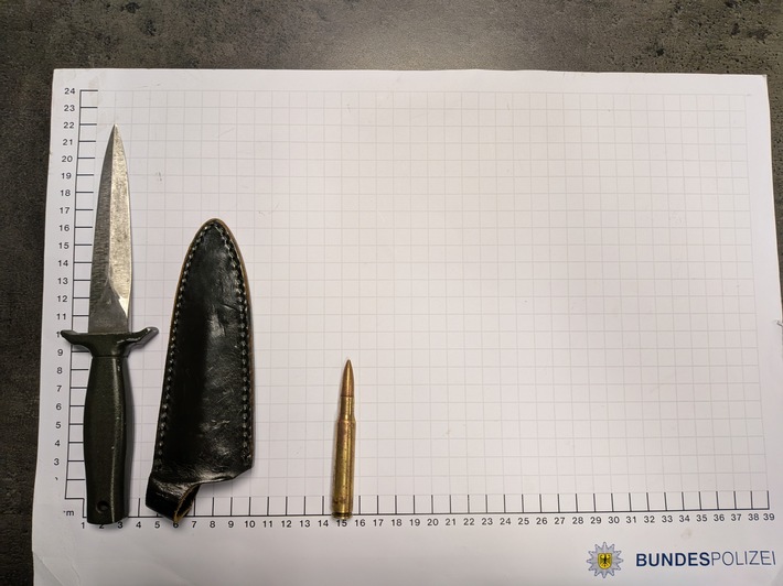 BPOL NRW: Hauptbahnhöfe Essen und Dortmund: Bundespolizisten finden Dolch und Schlagring!