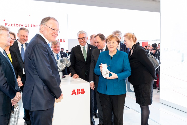 ABB zeigt Bundeskanzlerin und schwedischem Ministerpräsident die Fabrik der Zukunft