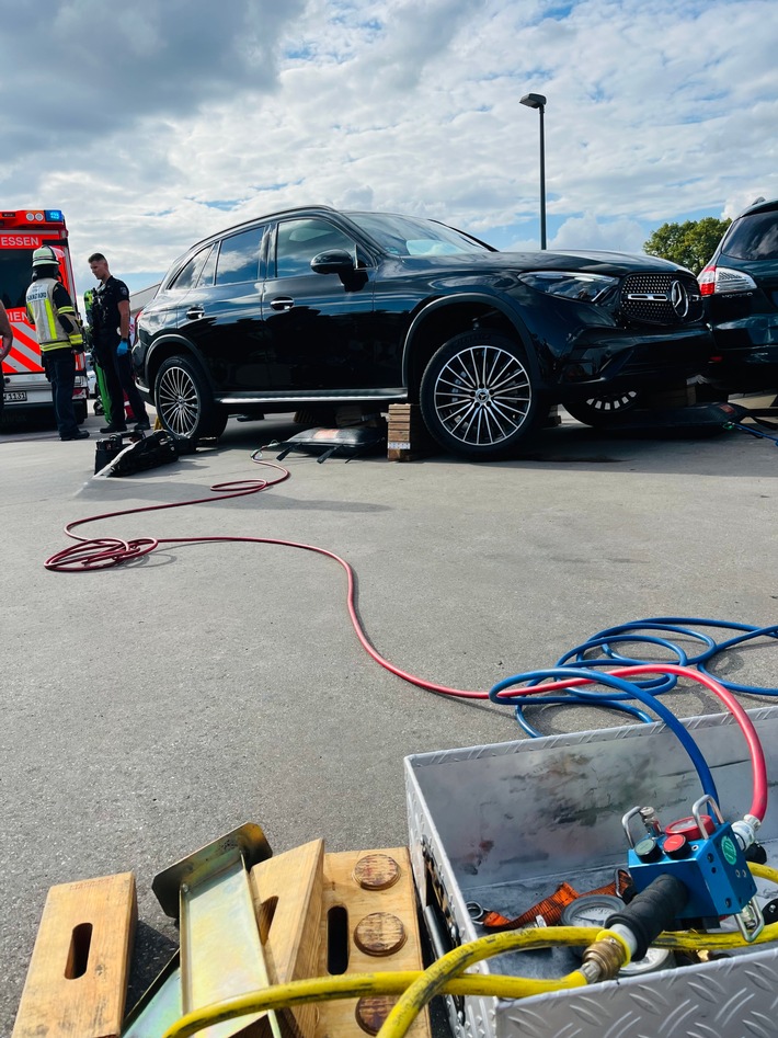 FW-E: Verkehrsunfall auf Parkdeck eines Einkaufszentrums - mehrere verletzte Personen