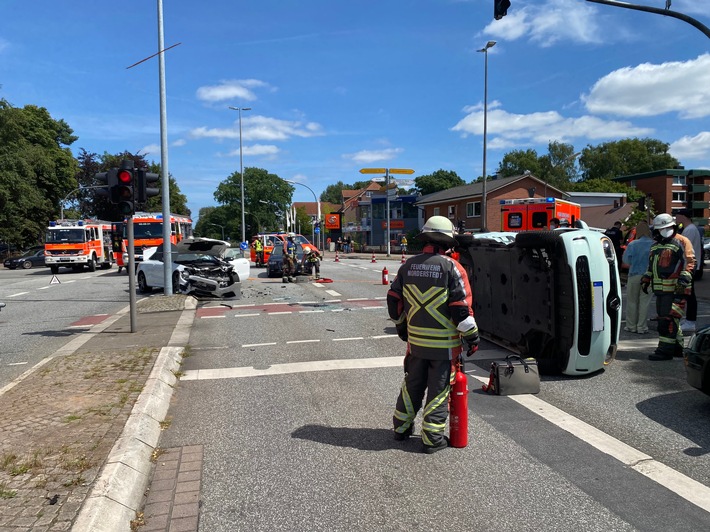 FW Norderstedt: Verkehrsunfall im Kreuzungsbereich Segeberger Chaussee / Poppenbütteler Straße