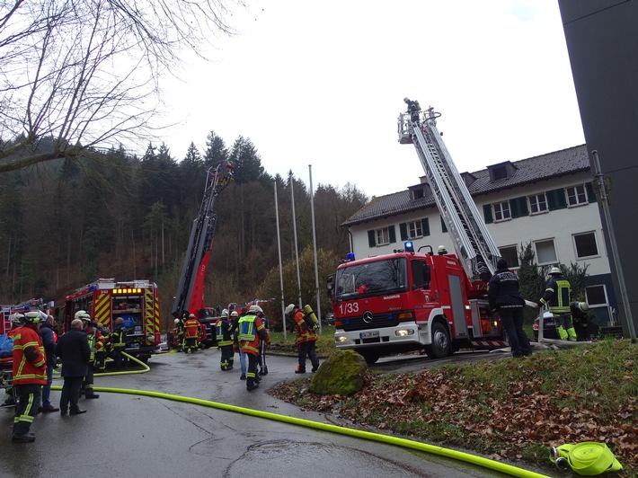 KFV-CW: Feuerwehr rettet Person aus Brandwohnung - Feuerwand und massiver Rauch in beengtem Zugang waren Herausforderung