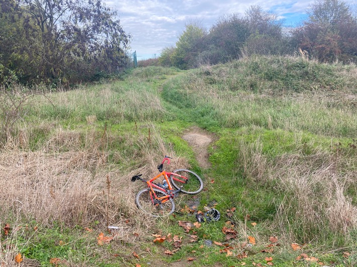 POL-ME: Radfahrer nach Alleinunfall schwer verletzt - Monheim am Rhein - 2211021