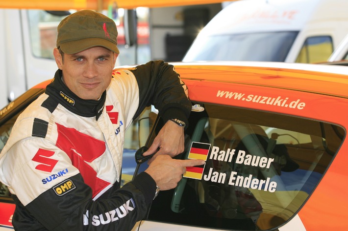 Ralf Bauer beim Suzuki Rallye Cup / Mit Swift, Charme und Yoga meistert der TV-Star die Schotter-Herausforderung in der Lausitz