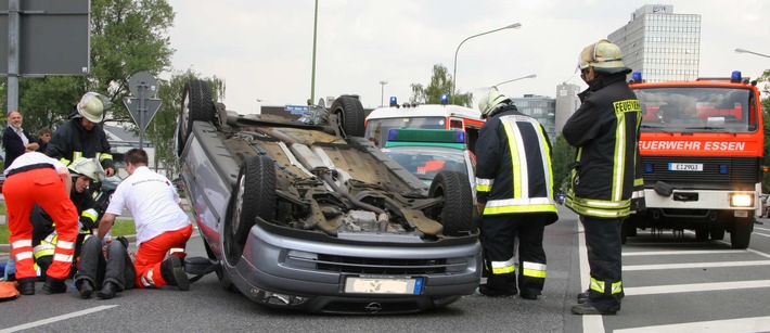 FW-E: Verkehrsunfall, PKW überschlagen