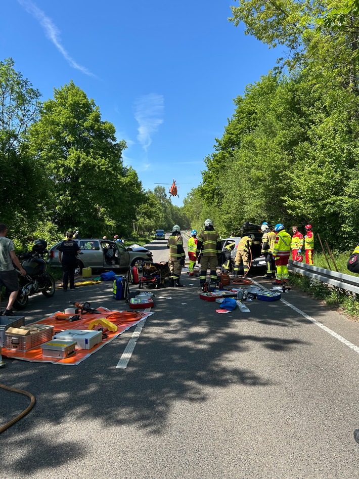 FW Mettmann: Schwerer Verkehrsunfall auf der L239 - Drei Personen verletzt.