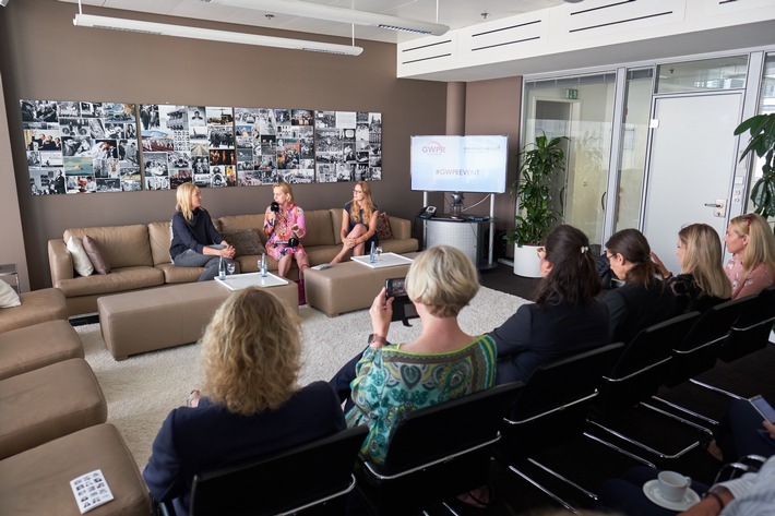 06.06.2018, Berlin: Networking Breakfast des Netwerks der Kommunikatorinnen GWPR Deutschland, Talk-Thema: »Female-Power - einfach mal machen?!"; Im Bild: GWPR-Gäste (auf der Couch v.l.n.r.: Anna Alex, Geschäftsführerin von OUTFITTERY, Susanne Marell ehemals CEO Edelmann.ergo und Solveig Schulze, Managerin der Lufthansa Innovation Hub GmbH). Weiterer Text über ots und www.presseportal.de/nr/127418 / Die Verwendung dieses Bildes ist für redaktionelle Zwecke honorarfrei. Veröffentlichung bitte unter Quellenangabe: "obs/GWPR/pa/Robert Schlesinger"