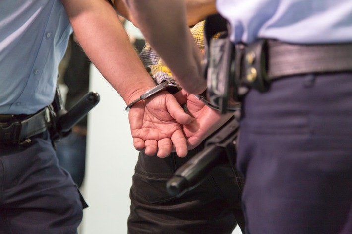 POL-NE: Falscher Polizeibeamter von echten festgenommen - Betrüger auf frischer Tat ertappt