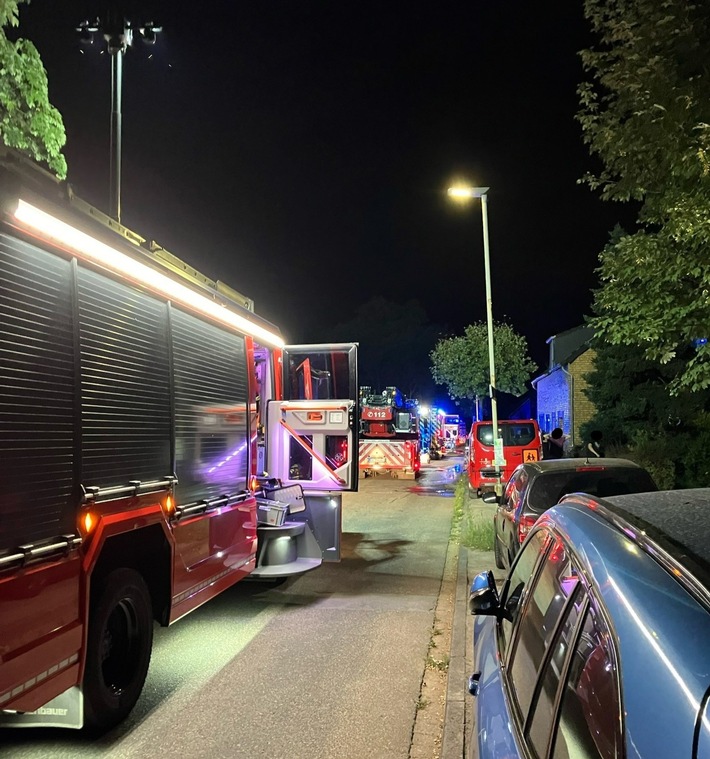 FW-OB: Brand eines Terrassendachs in Klosterhardt