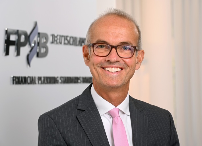 Pressemeldung des FPSB Deutschland: Webinarreihe für mehr Finanzwissen: "Viel mehr als nur Wertpapiere: So erkennen Verbraucher eine gute Finanzberatung"
