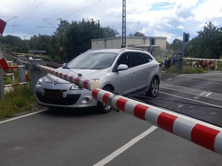 POL-HI: Heisede - Pannen-Pkw blockiert Bahnübergang