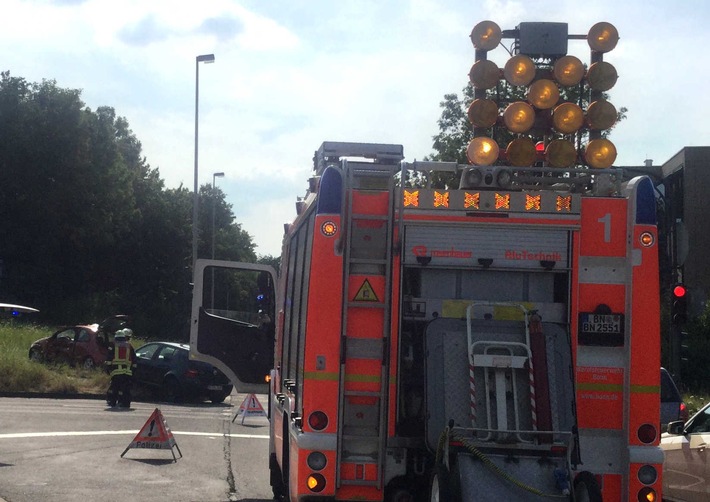FW-BN: Einsatzreicher Nachmittag für Feuerwehr und Rettungsdienst in Bonn - Verletzte und Verkehrstaus durch Brände und Verkehrsunfälle