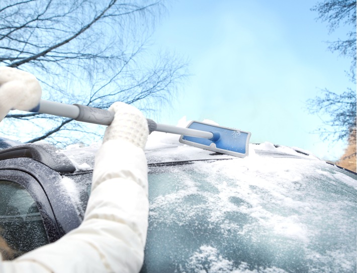 Mit Teleskop-Produkten erreichen Autofahrer beim Eiskratzen einfach mehr