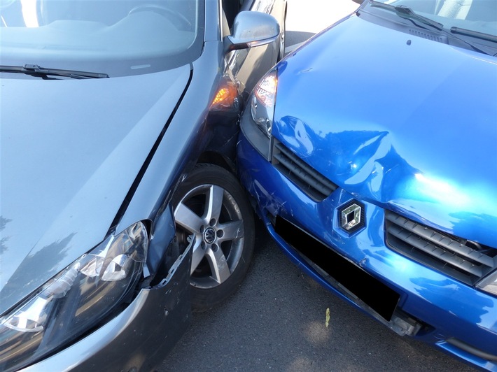POL-MI: Geparkte Autos versperren die Sicht - Unfall