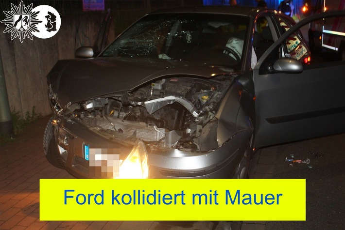 POL-DU: Ruhrort: Kontrolle verloren - Auto kollidiert mit einer Mauer