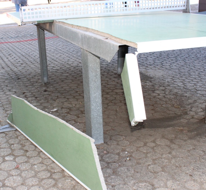 POL-PDKL: Tischtennisplatte beschädigt