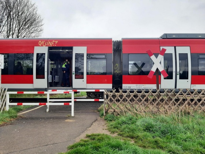 BPOL NRW: Mit Schutzengel: Senior überquert unbeschrankten Bahnübergang - Bundespolizei ermittelt nach Notbremsung