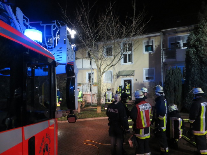 FW-E: Kellerbrand in Mehrfamilienhaus, eine männliche Person verstorben