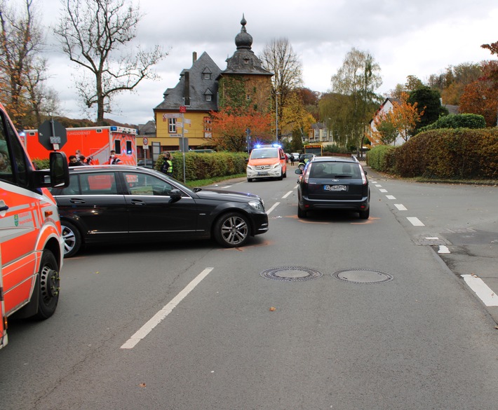 POL-RBK: Bergisch Gladbach - Zwei Verletzte und hoher Sachschaden bei Verkehrsunfall